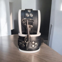 HANDCUFF